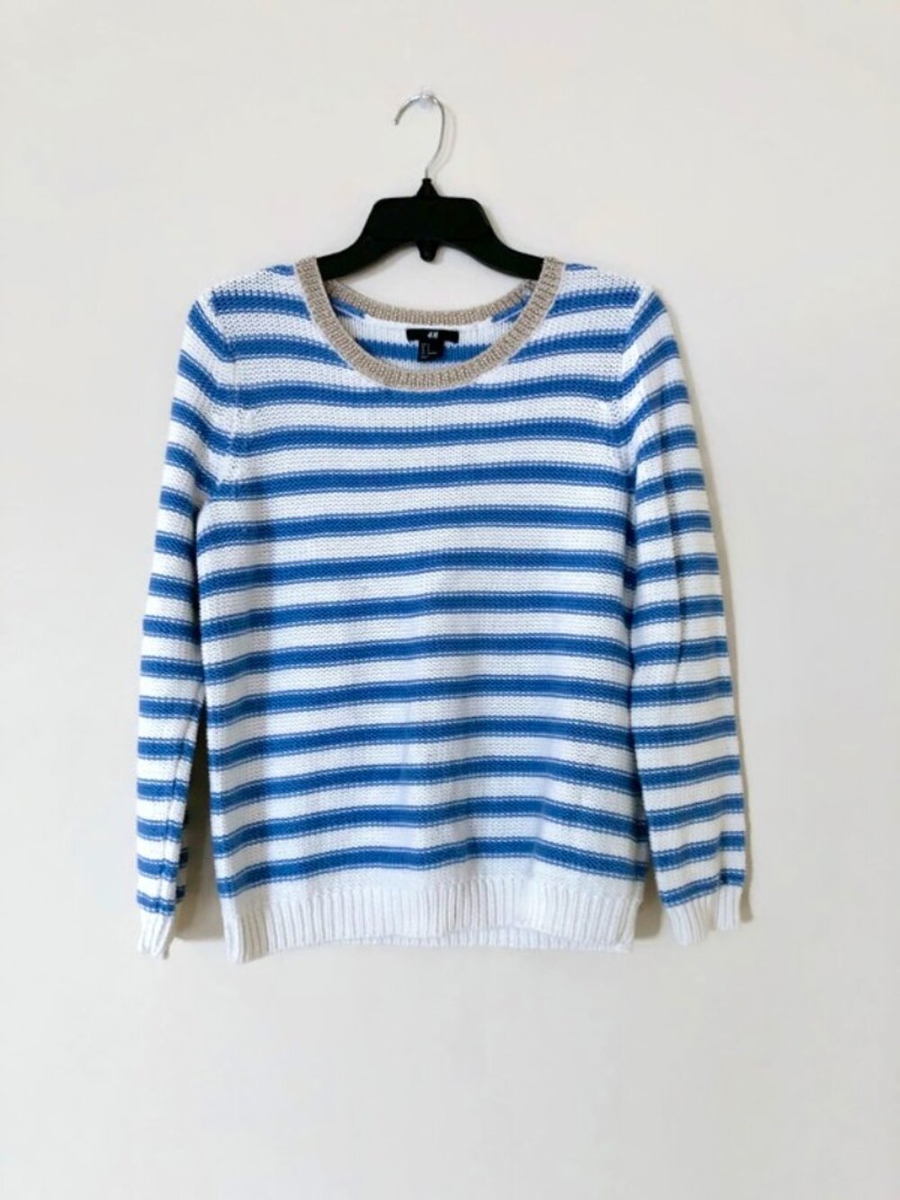 H&M  Knit sweater with beige shinny neck line ⛱️